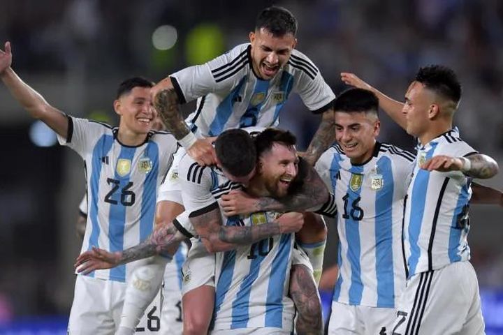 Messi vượt mốc 100 bàn, Argentina thắng trận 7-0