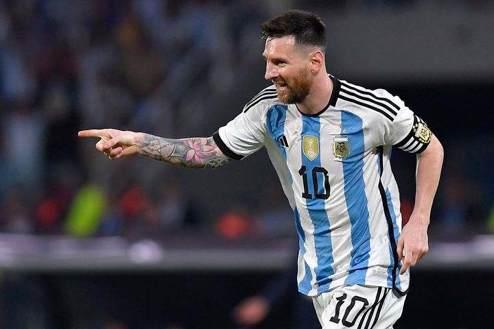 Messi ghi hattrick kèm 1 kiến tạo trong 17 phút, nhường phạt đền cho đồng đội
