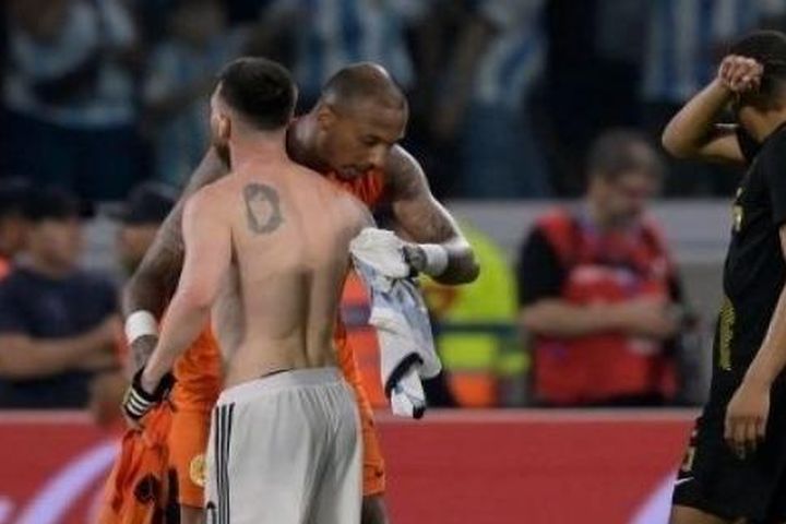 Trận giao hữu Argentina vs Curacao: Thủ môn Eloy Room đổi áo và hết lời khen Messi