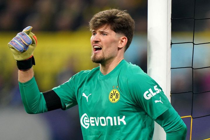Được tăng lương gấp 3, vì sao thủ môn Dortmund vẫn chưa gật đầu?