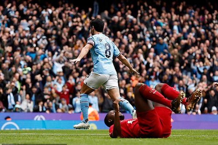 Man City ngược dòng 'hủy diệt' Liverpool