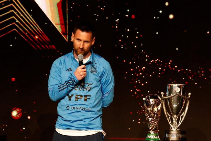 Barcelona thừa nhận đang liên lạc với Messi