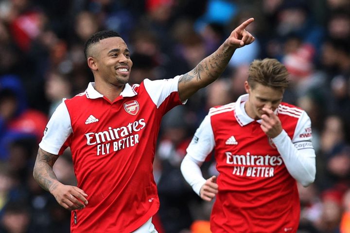 Arsenal tái lập khoảng cách 8 điểm với Man City