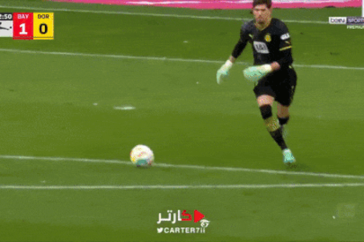 Thủ môn Dortmund mắc sai lầm ngớ ngẩn trước Bayern