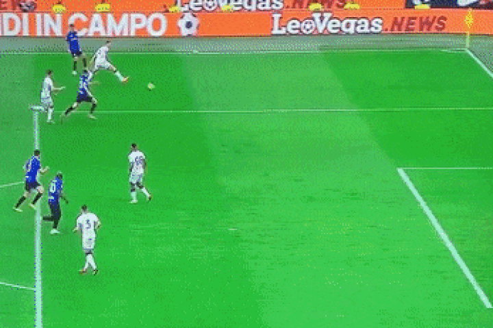 CĐV nổi giận khi Lukaku đệm hụt trước khung thành trống