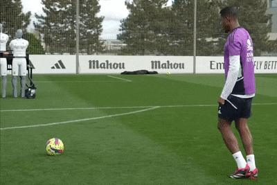 Alaba nổi bật trong bài tập đá phạt của Real Madrid