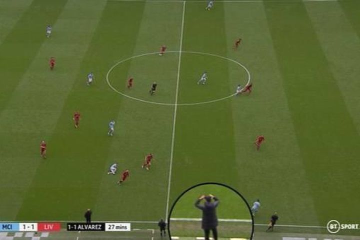 Klopp ôm đầu trước sai lầm của cầu thủ Liverpool