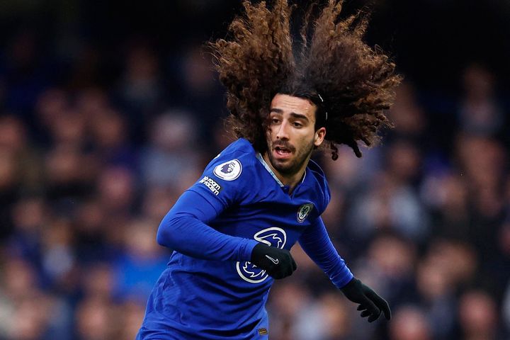 Hậu vệ Chelsea bị chê đá như học sinh