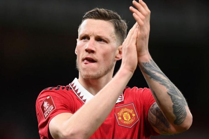 HLV Ten Hag đáp trả chỉ trích của Scholes về Weghorst