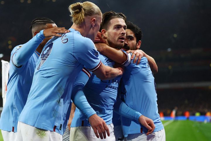 Arsenal gục ngã trước cửa thiên đường?