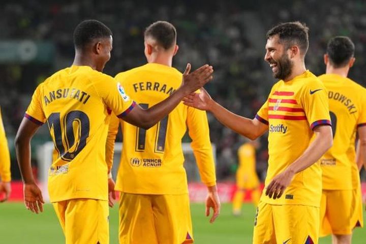 Thắng cách biệt trước Elche, Barcelona tiến gần đến ngôi vương La Liga