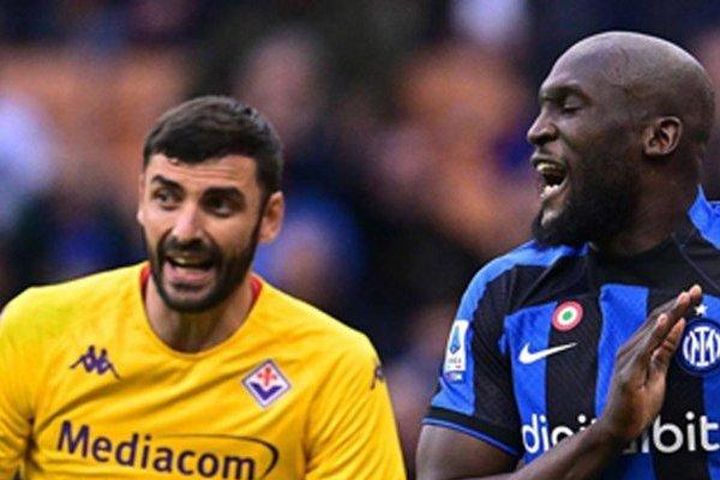 CĐV suy sụp và nổi giận khi Lukaku đệm bóng trượt, lỡ cơ hội ghi bàn