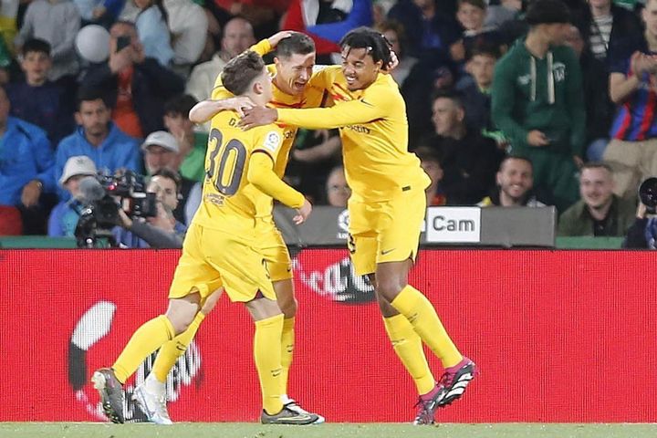 Lewandowski ghi cú đúp, Barca bỏ cách Real Madrid khoảng cách ''không tưởng''