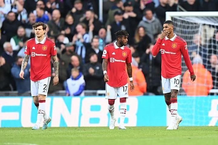 Ten Hag chỉ trích MU, Shaw 'đổ dầu vào lửa'