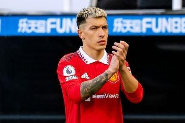 Lisandro Martinez nổi giận khi bị thay sớm