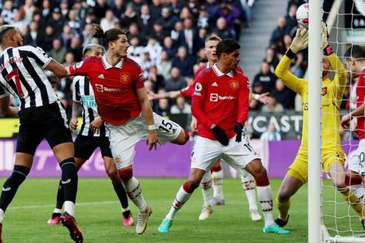 Thua Newcastle, Man United trượt dài ở giải Ngoại hạng
