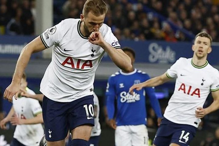 Tottenham 'đánh bật' MU khỏi top 4