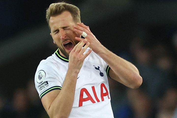 Siêu phẩm sút xa ở phút 90 khiến Tottenham rơi chiến thắng