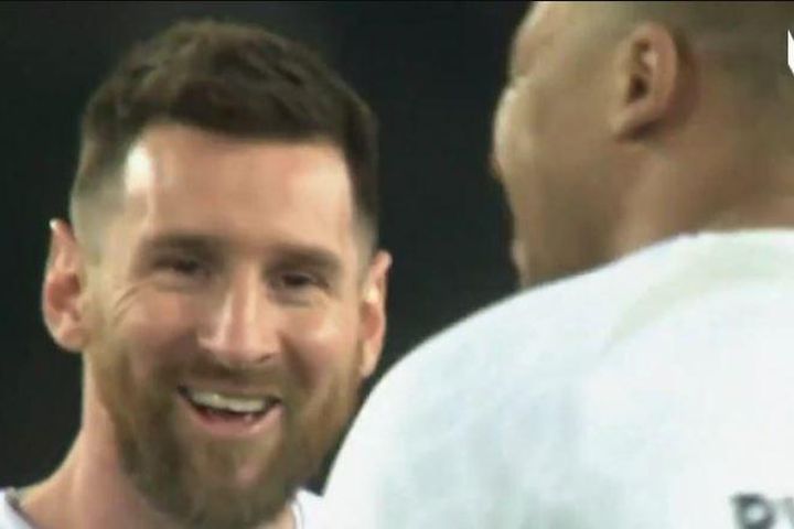 Phản ứng của Mbappe khi Messi bị la ó