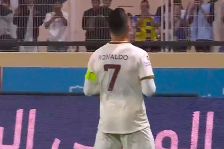 Cristiano Ronaldo ghi nhiều bàn thắng hơn Henry và Ronaldo cộng lại