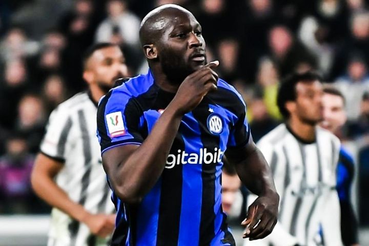 Pha ăn mừng khiến Lukaku nhận thẻ đỏ