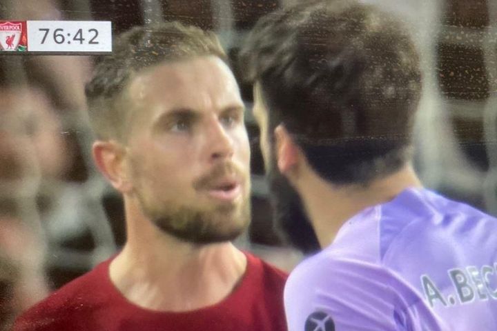 Hai sao Liverpool cãi nhau ngay trên sân