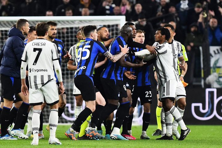 Lukaku ghi bàn phút 95, Inter thoát thua Juventus sau 'cơn mưa' thẻ đỏ