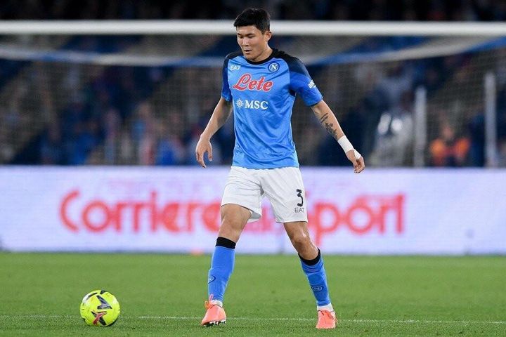 MU chiêu mộ trung vệ Hàn Quốc thay Maguire