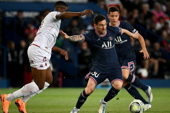 'Chiếc áo PSG quá chật so với đẳng cấp của Messi'