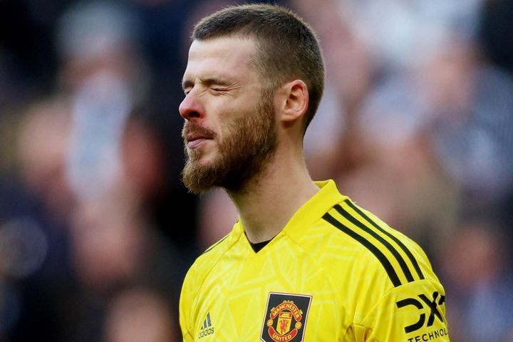 De Gea bị Bruno Fernandes đá dù đang nằm sân