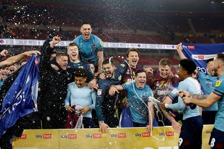 Những cái nhất đưa đội Hạng nhất Burnley thăng hạng Ngoại hạng