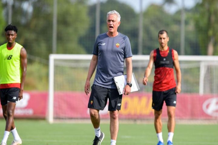 'Độc lạ' đội Mourinho: AS Roma truy tìm 'gián điệp' buổi tập, đua vé Cúp C1