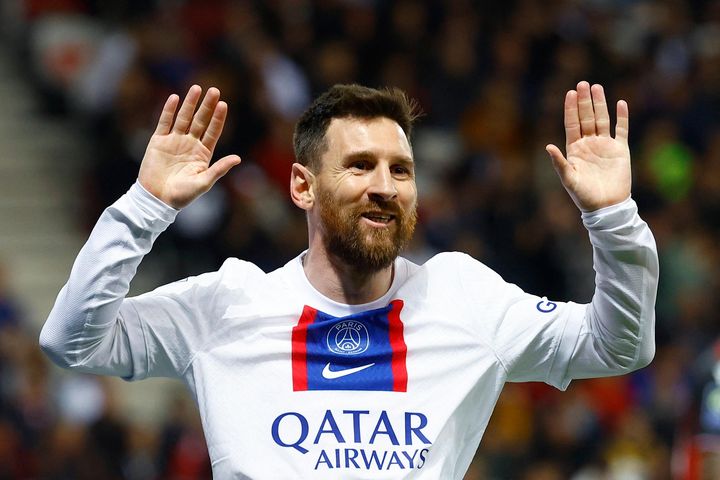 Messi vượt thành tích ghi bàn tại châu Âu của Ronaldo