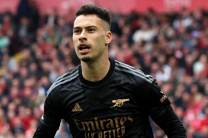 Arsenal hòa Liverpool dù dẫn 2 bàn