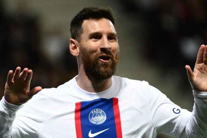 Messi vượt Ronaldo, lập 2 kỷ lục 'điên rồ'