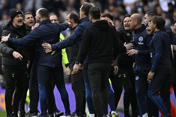Xô xát nhau, HLV Tottenham và Brighton bị đuổi khỏi sân