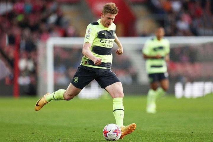 Cán mốc 100 kiến tạo, De Bruyne vượt xa 4 huyền thoại