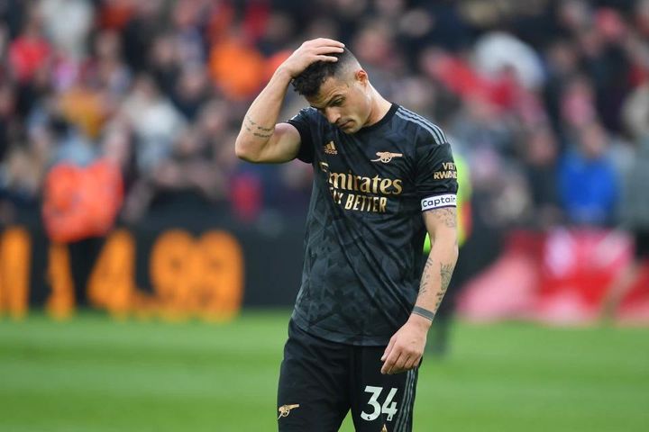 Arsenal hụt chân, cơ hội cho Man City vô địch Premier League?
