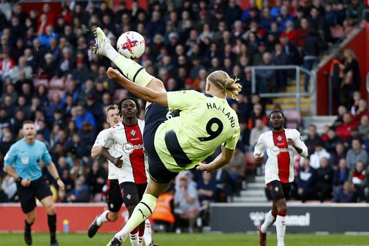 Thầy Pep Guardiola khen học trò 'dễ thương, lại còn đá bóng giỏi'