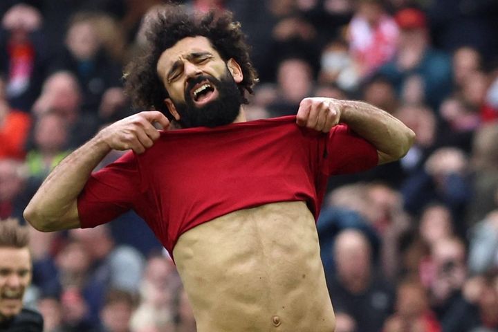 HLV Klopp ăn mừng hụt khi Salah đá hỏng phạt đền