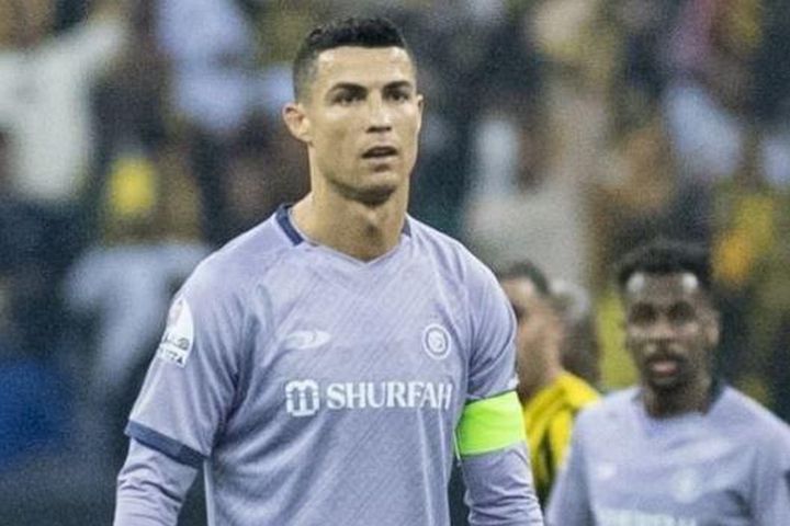Ronaldo phớt lờ HLV, bỏ vào đường hầm sau trận hòa
