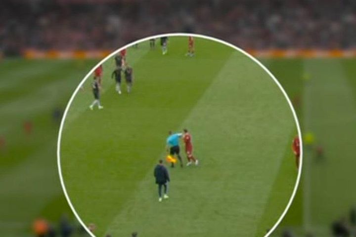 Trọng tài bị treo còi vì giật cùi chỏ vào mặt sao Liverpool