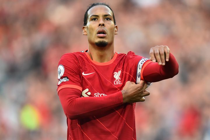 Carragher: Van Dijk hay hơn Vidic