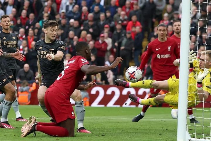 Liverpool lội ngược dòng ở hiệp 2, Ramsdale giữ lại 1 điểm cho Arsenal