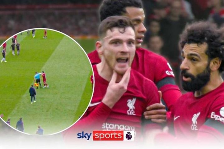 Hậu vệ Robertson của Liverpool 'ăn trọn' cùi chỏ của trọng tài