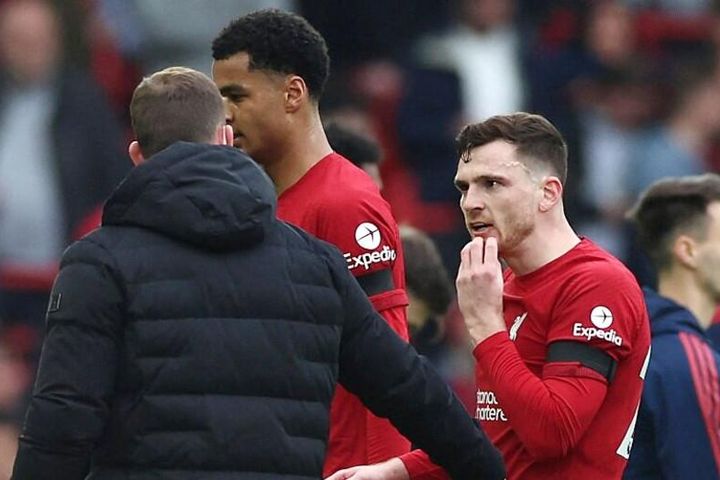 Video sốc trọng tài biên đánh cùi chỏ cầu thủ Liverpool