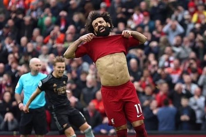 HLV Liverpool ăn mừng khi học trò đá hỏng phạt đền