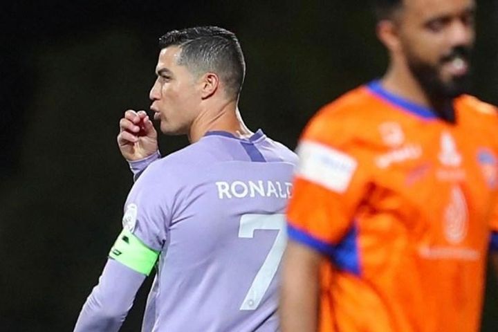 Ronaldo 'tịt ngòi' ở Ả Rập: Nổi cáu với đối thủ, phớt lờ fan sau trận