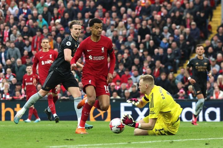 Salah đá hỏng phạt đền, Liverpool chia điểm cùng Arsenal sau màn rượt đuổi kịch tính