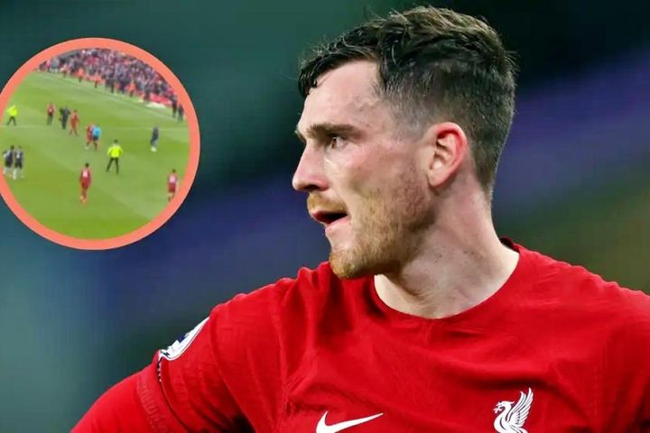 Trợ lý trọng tài đánh cùi chỏ vào hậu vệ Liverpool